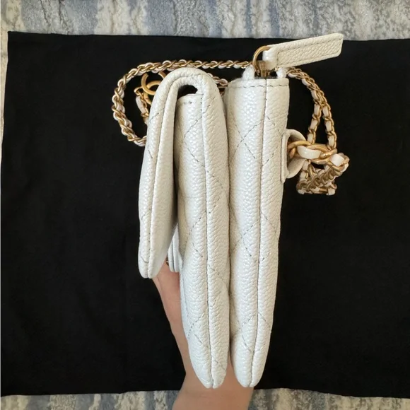 Chanel White Quilted Leather Waist Bag Gold Turn lock CC Hardware - Picture 4 of 10